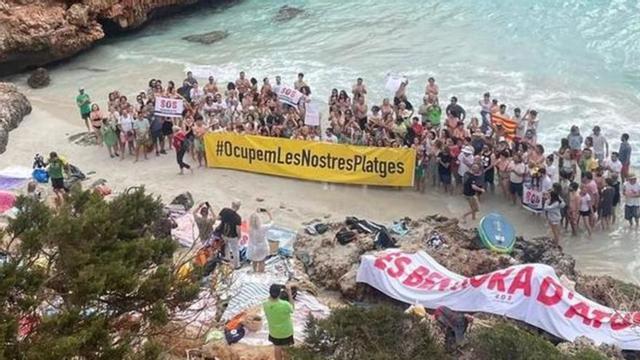 La concentración en el Caló des Moro del pasado domingo.
