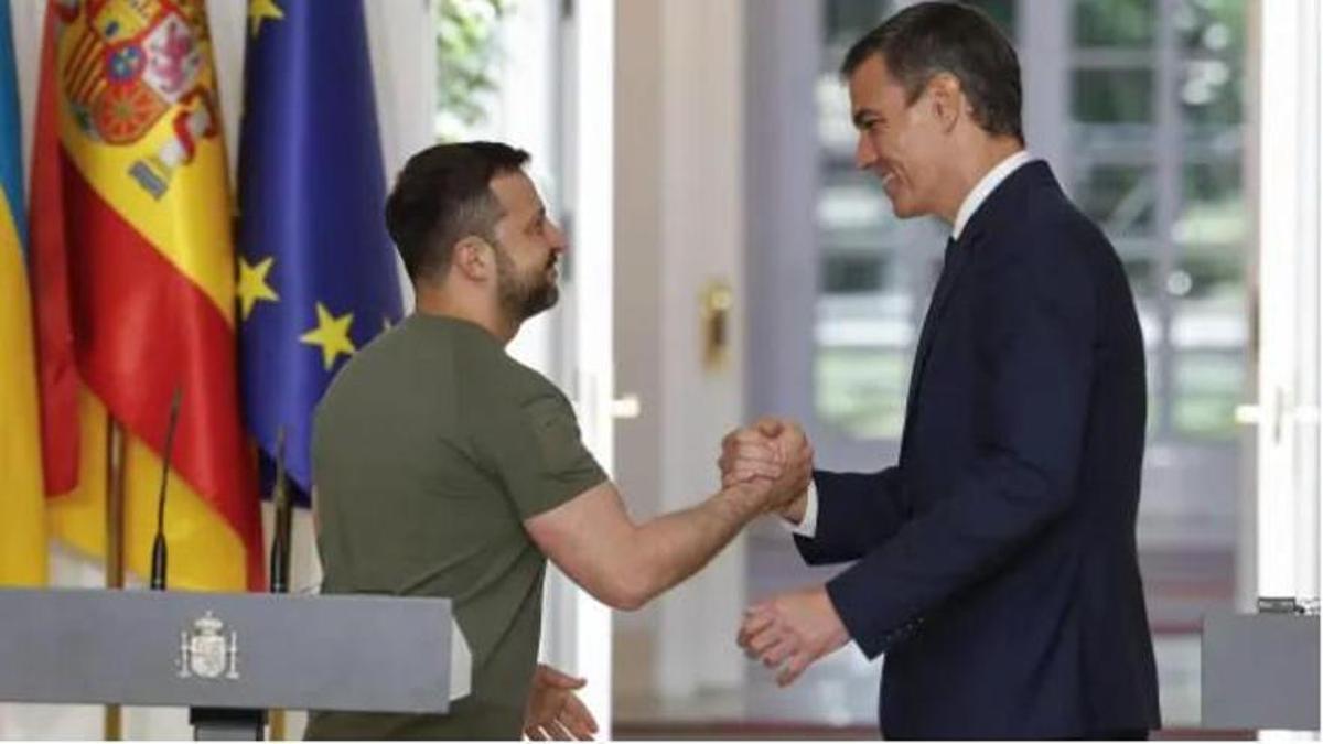 El presidente del Gobierno español, Pedro Sánchez, y el presidente de Ucrania, Volodímir Zelenski,en La Moncloa.
