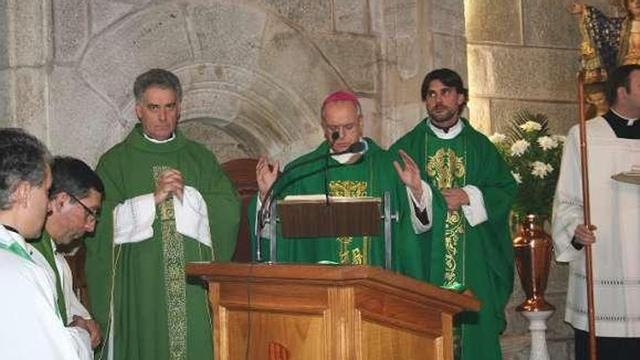 El obispo, en el centro, con el el nuevo párroco Jorge Estévez.  // FdV