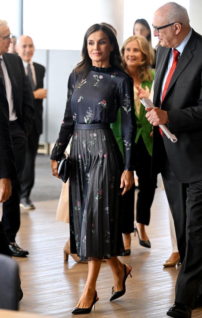La reina Letizia estrena un vestido trampantojo de Armani en Londres