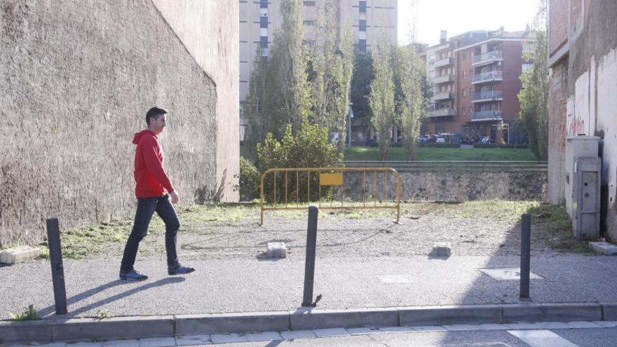 Un noi pas pel punt del carrer del Carme on començaria la passera.