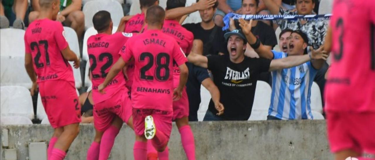 Los jugadores del Málaga CF celebran el gol de Adrián que dio la victoria al Málaga CF en la última visita a El Sardinero.