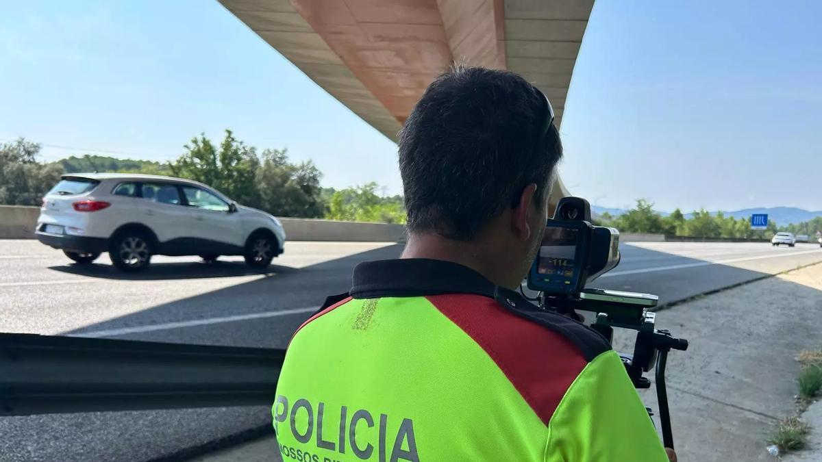 Un agent amb la pistola radar TRUCAM II a l’AP-7 a Vilademuls, en una foto d'arxiu.