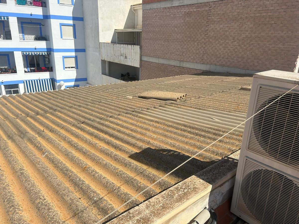 Techo de uralita del edificio del centro de la Tercera Edad
