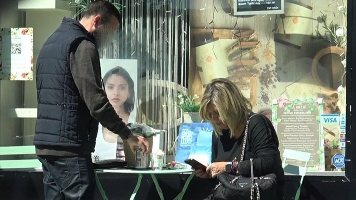 El chófer de Terelu, sirviéndole el refresco sin que la televisiva mueva un dedo.