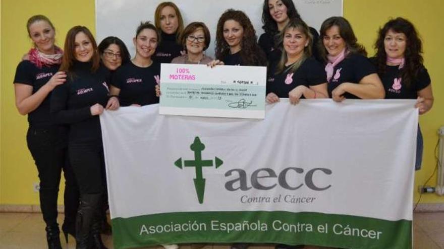 La asociación &quot;100% Moteras&quot; dona 4.600 euros a la Asociación Española Contra el Cáncer. // FdV