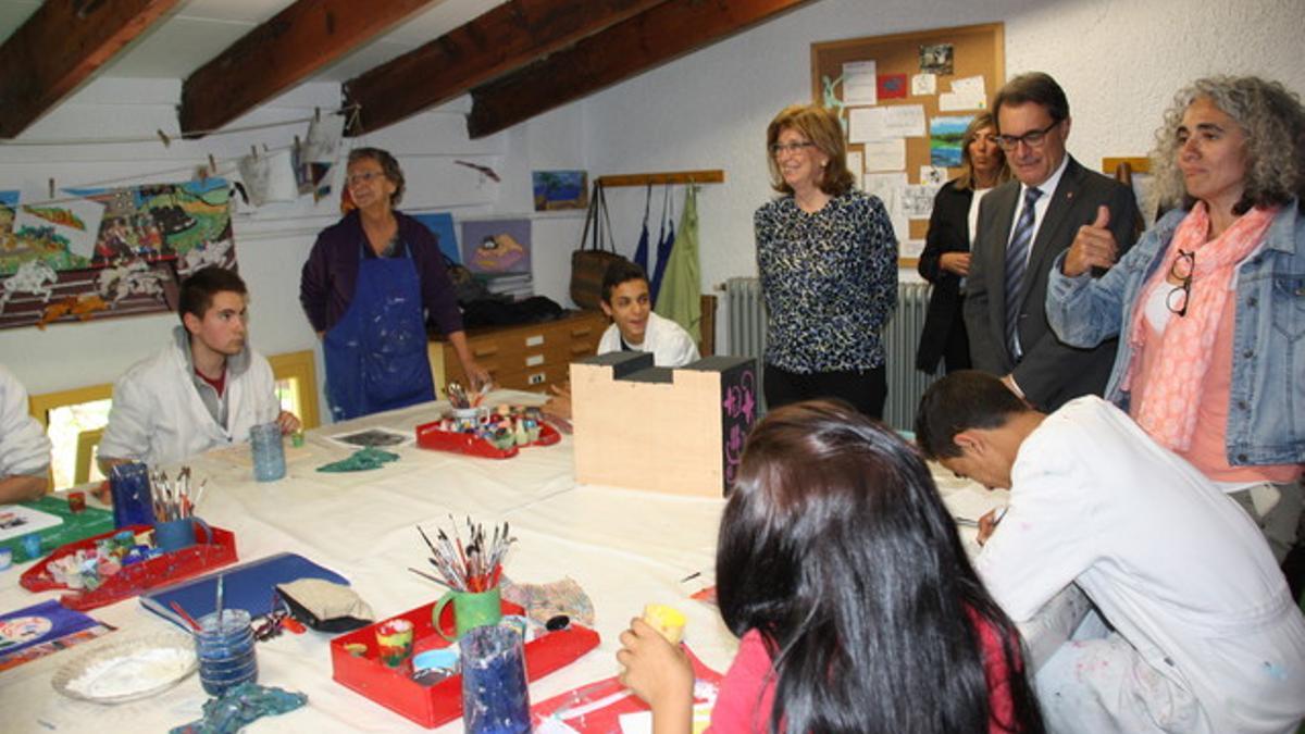 El presidente de la Generalitat, Artur Mas, y la 'consellera' de Ensenyament, Irene Rigau, en un momento de la visita a la Fundació El Llindar.