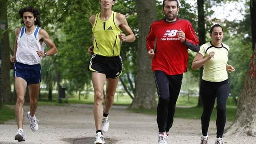 Alejandro Gómez, segundo por la derecha, durante un entrenamiento en Castrelos. // Joel Martínez