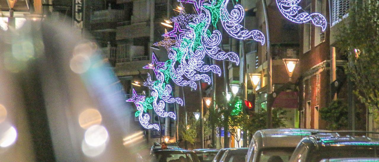 Imagen de archivo la iluminación de la calle Ramón Gallud durante las fiestas patronales y Navidad en el centro de Torrevieja