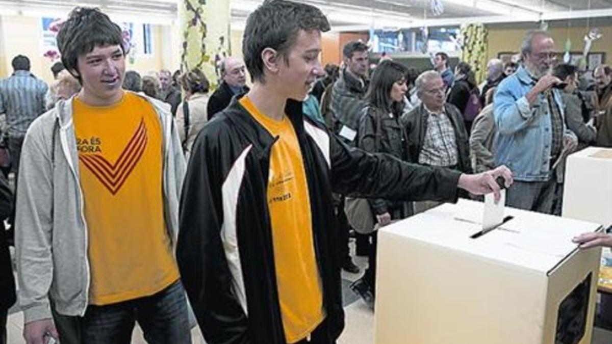 Un joven vota en la consulta soberanista del 9-N, en Barcelona.