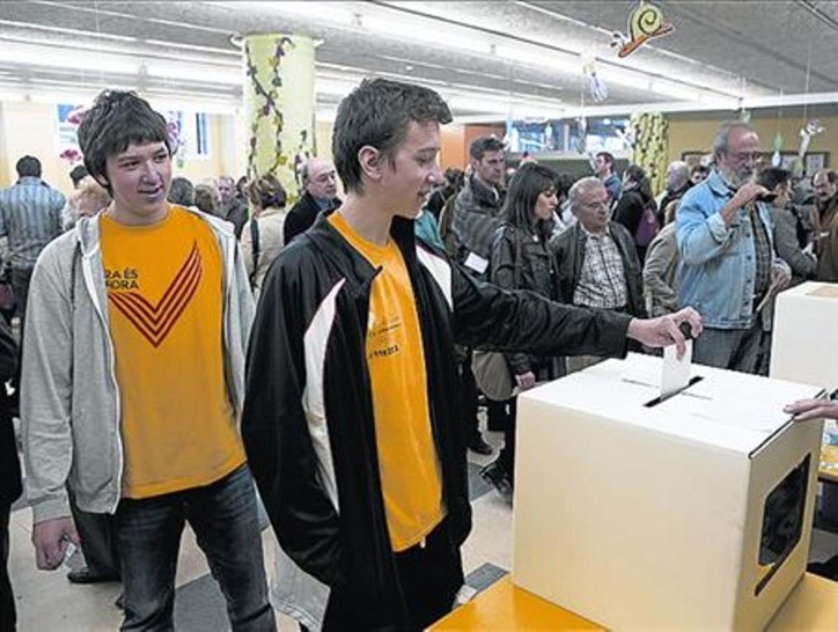 Un noi vota en la consulta sobiranista del 9-N, a Barcelona.