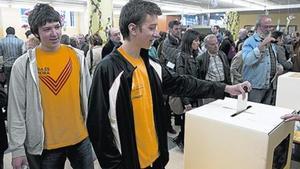 Un joven vota en la consulta soberanista del 9-N, en Barcelona.