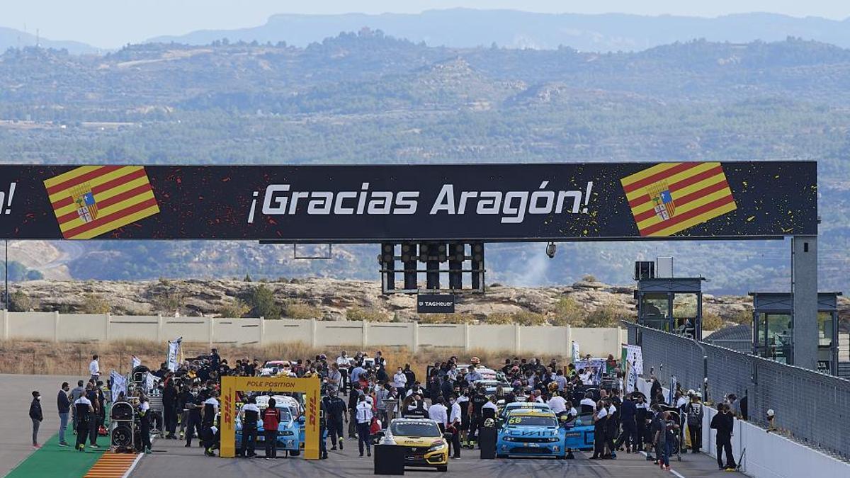 Aunque predominan las motos, Motorland también acoge pruebas de coches como el Mundial de Turismos.