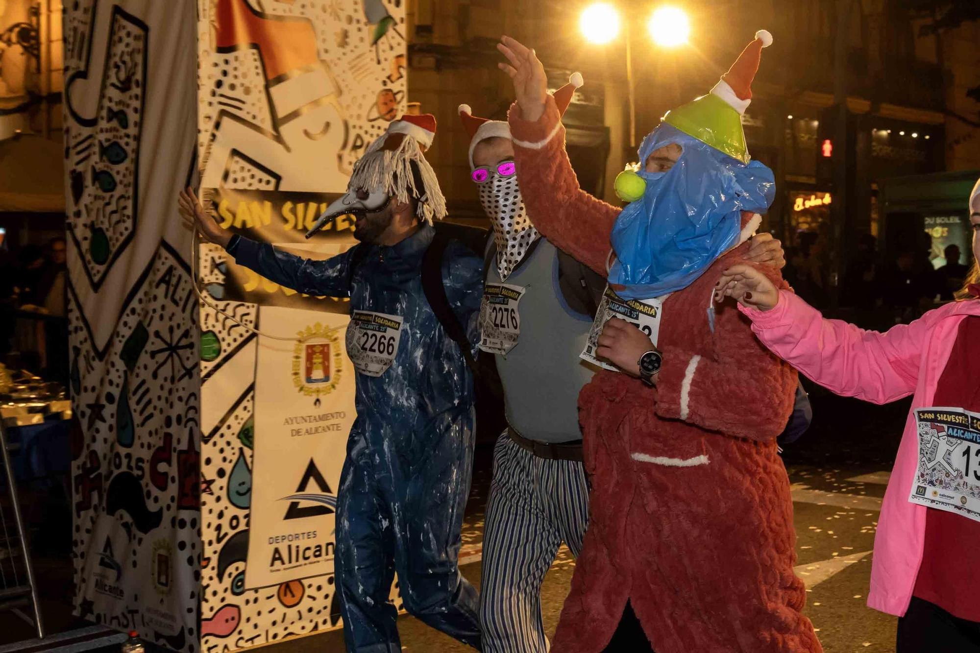 La San Silvestre de Alicante llena de colorido la ciudad