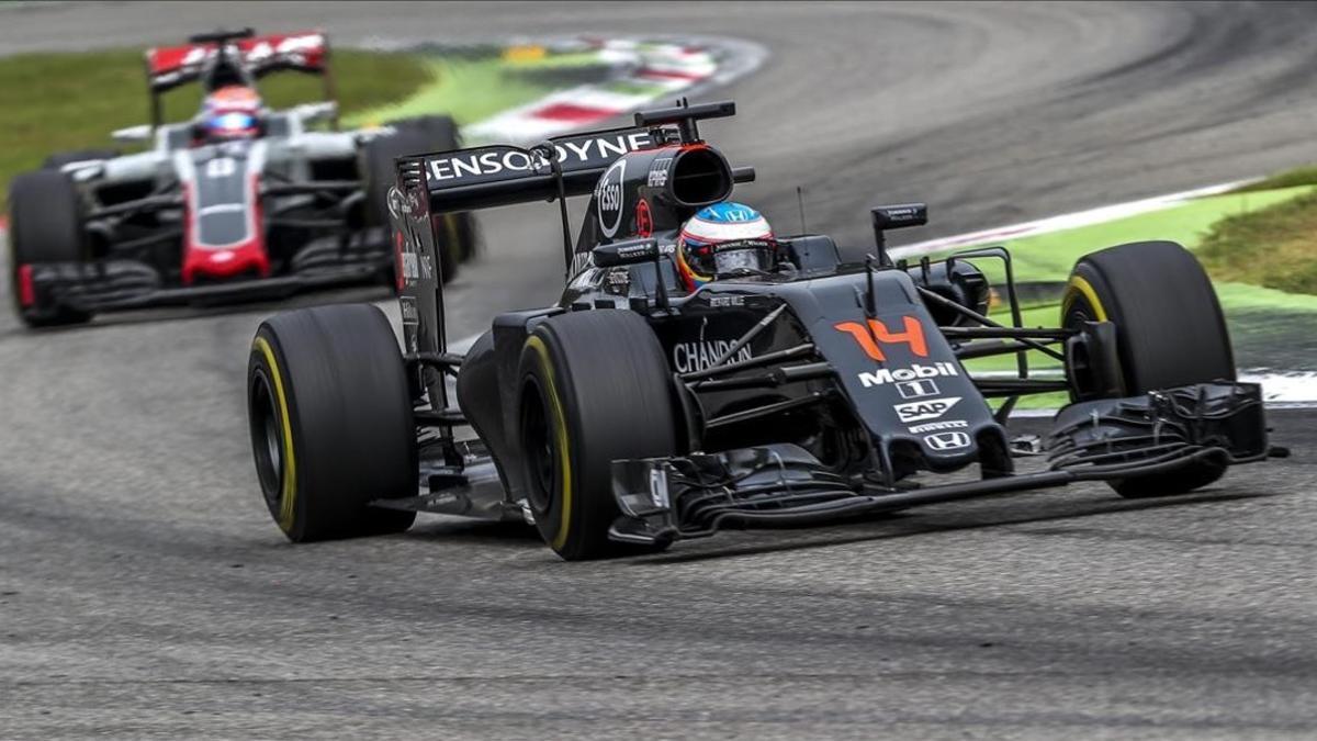 El piloto asturiano Fernando Alonso en acción durante el Gran Premio de Italia 2016.