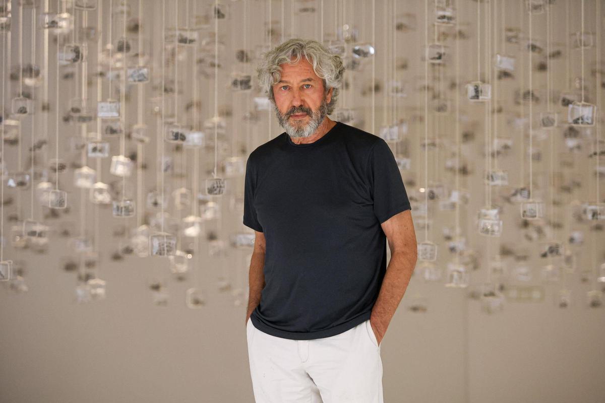 El artista Pedro M. Asensio, en su exposición en el Coaib