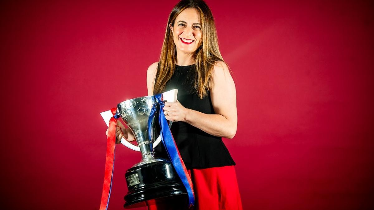 Puri Naya posa con la copa de los éxitos del Levante UD: el título de liga y el ascenso