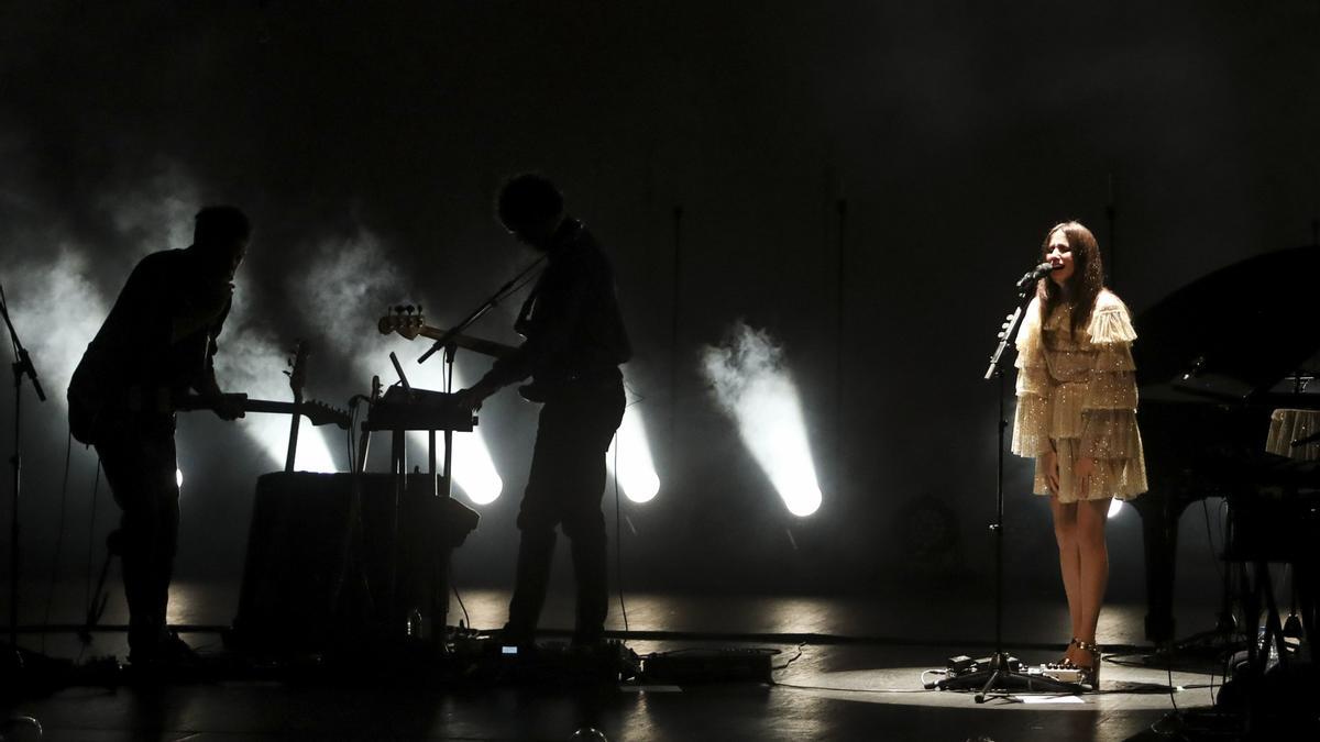 Zahara durante un concierto en La Laboral