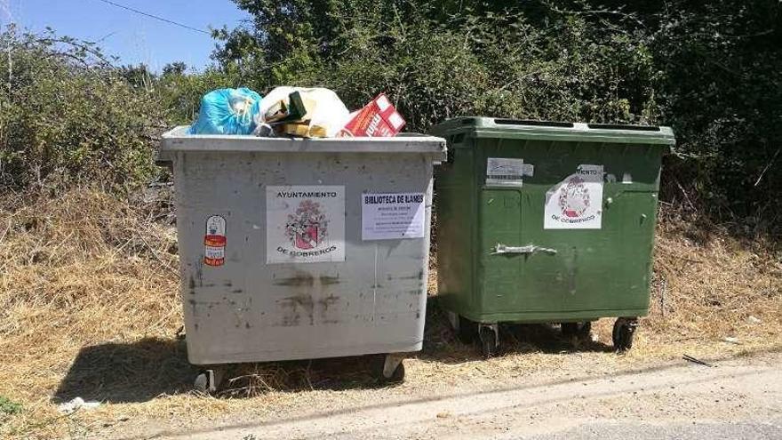 Otros dos contenedores de Santa Colomba llenos de basura.