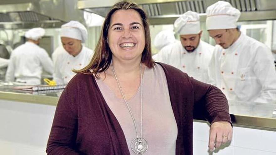 Maria Tugores ist seit vier Monaten Direktorin der EHIB. Die Koch-Azubis lassen sich von ihr nicht aus der Ruhe bringen.  Nele Bendgens