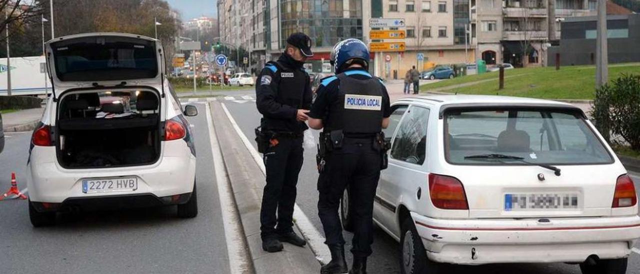 Un control a un vehículo por parte de los agentes de la Policía Local de Pontevedra. // Rafa Vázquez