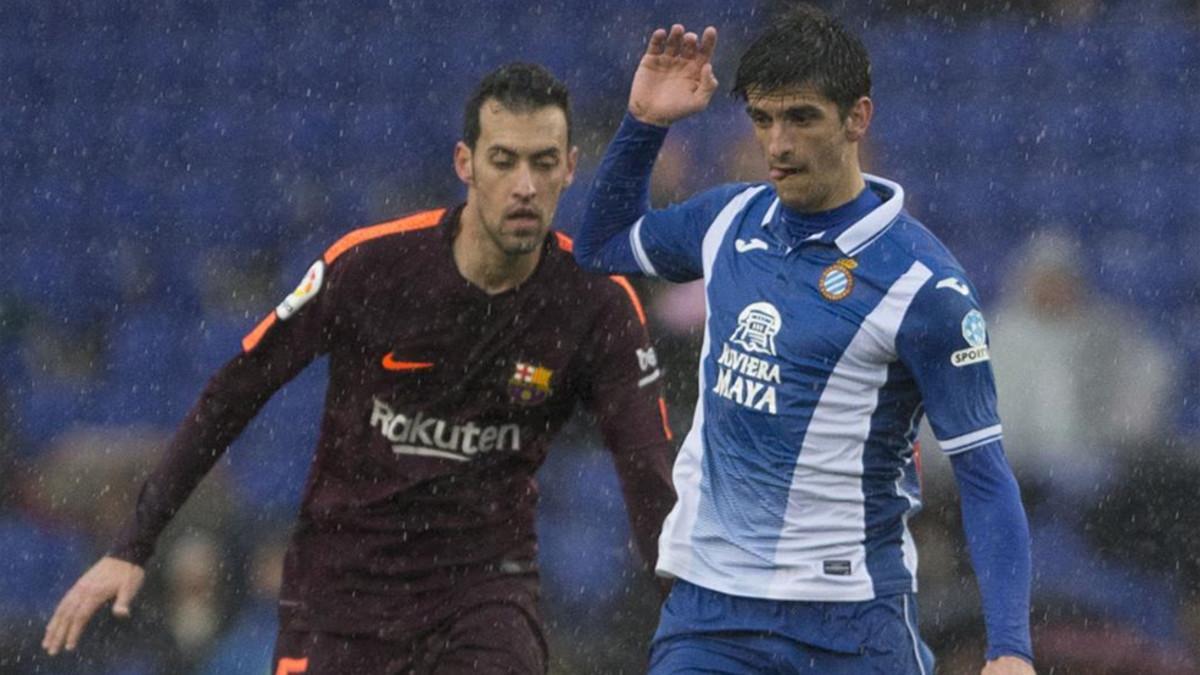 Sergio Busquets y Gerard Moreno en el Espanyol-Barça de la Liga 2017/18