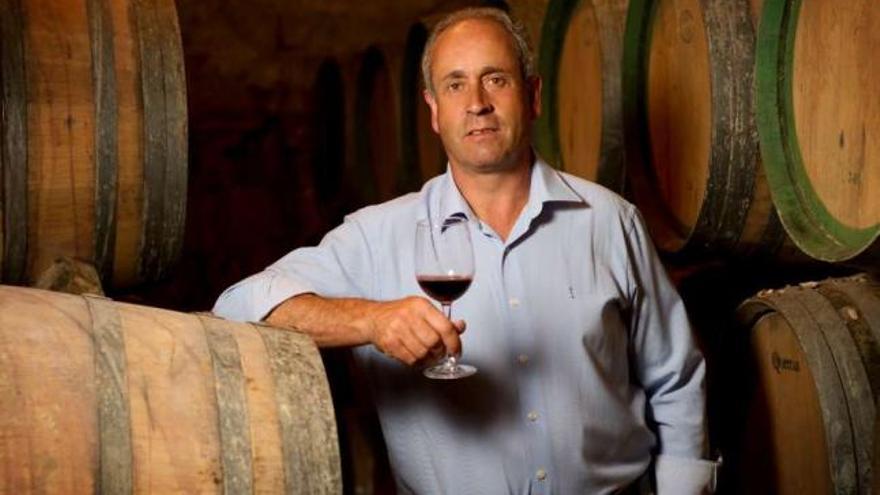 Luis Alberto Lecea en su bodega de San Asensio. / sergio espinosa