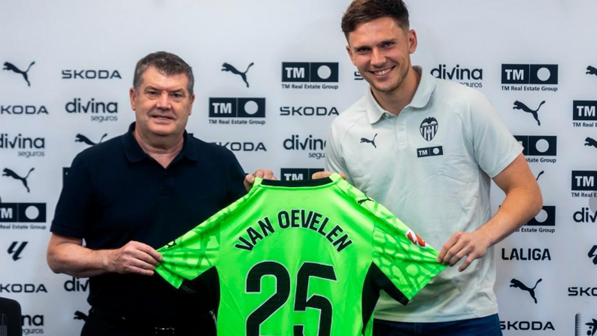Van Oevelen, presentado en rueda de prensa