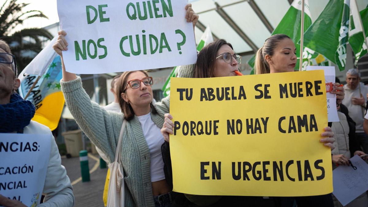 Concentración convocada por el sindicato enfermería Satse  y otros colectivos por el empeoramiento de las urgencias en enero de 2025