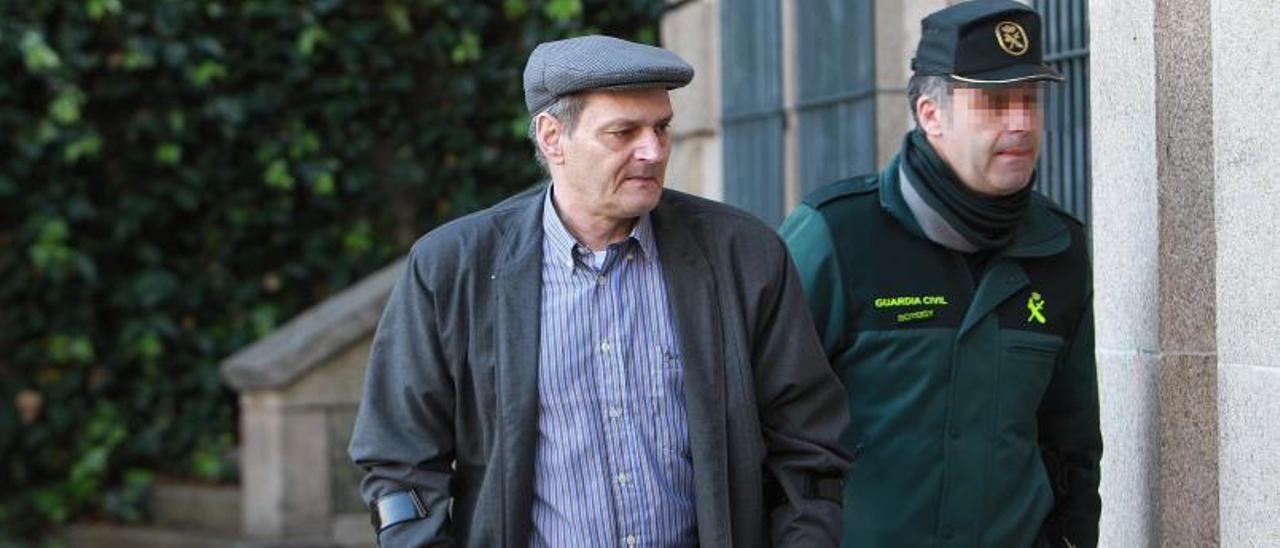 El condenado, Joao O. A., conducido por la Guardia Civil al juicio, en diciembre de 2019. // IÑAKI OSORIO