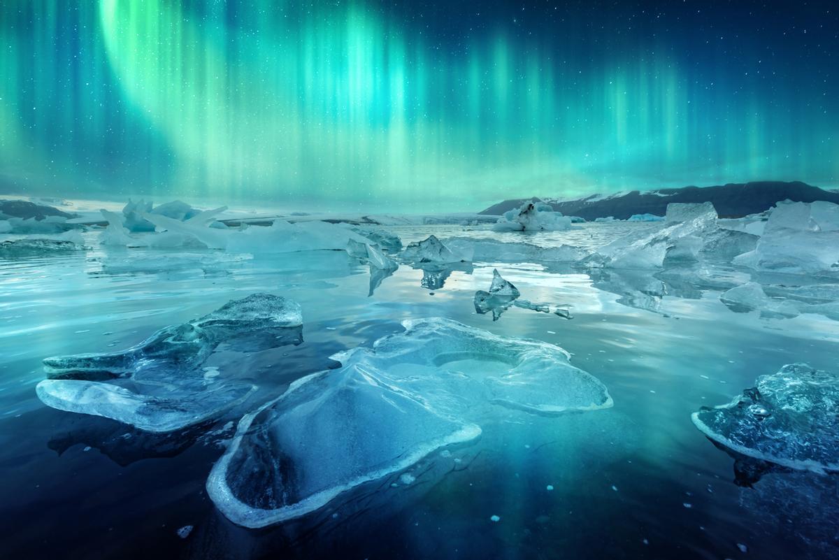 La laguna glaciar de Jökulsárlón es uno de los mejores lugares del mundo para ver auroras boreales. Los icebergs flotantes en el agua y los bloques de hielo translúcidos en la cercana Diamond Beach crean un primer plano espectacular para reflejar las luces del norte