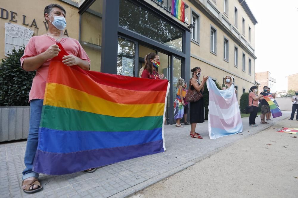 Concentració a Salt per rebutjar una agressió transfòbica