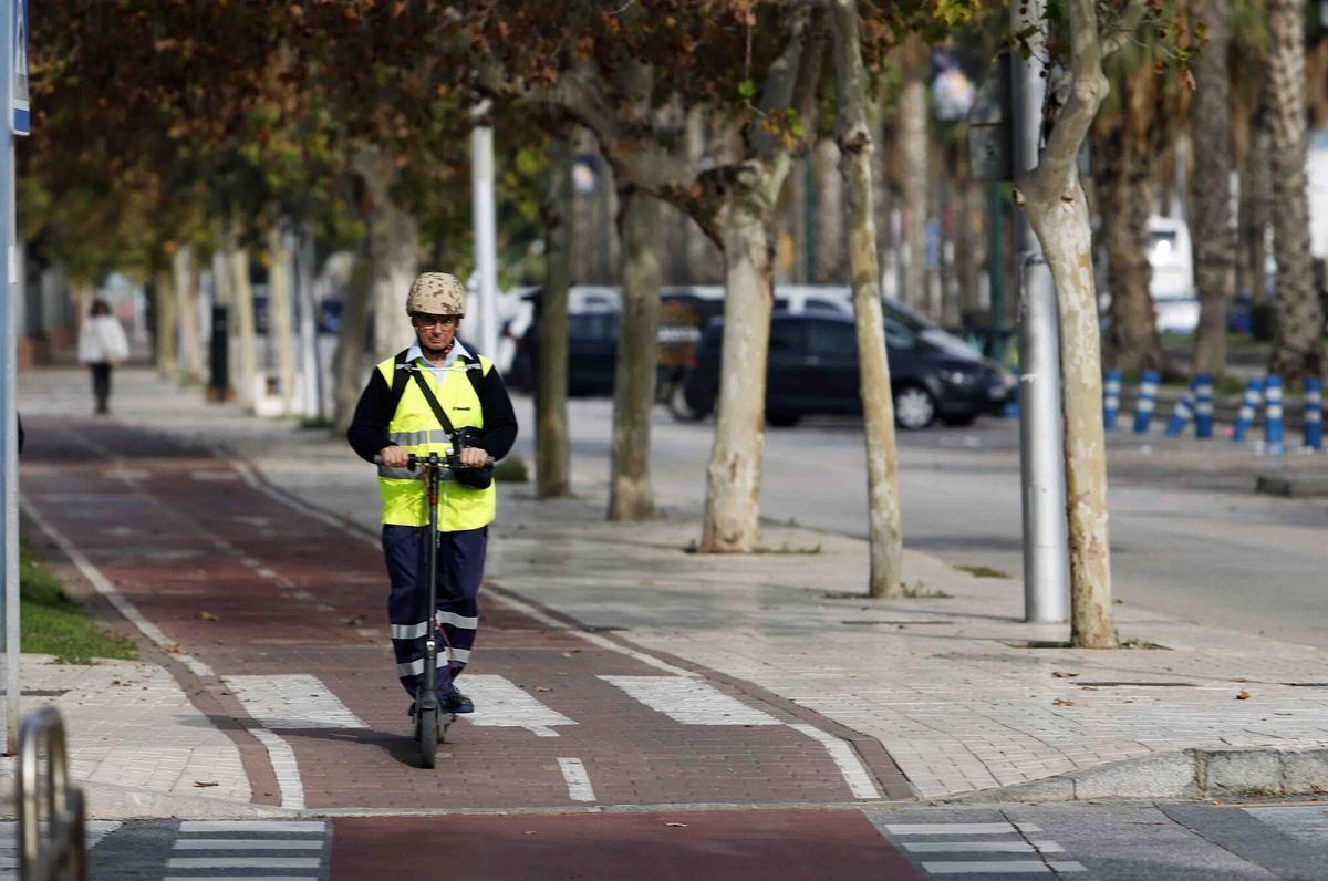 MLG 02-12-2024.-Varias personas utilizan el patinete eléctrico donde desde hoy entre en vigor la obligación de llevar casco