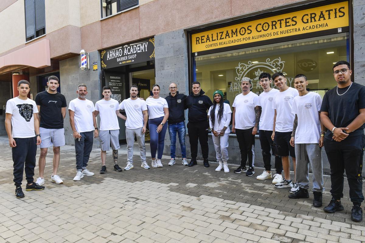 Luis Rodríguez y David Cabello, al centro, posan junto a sus alumnos.