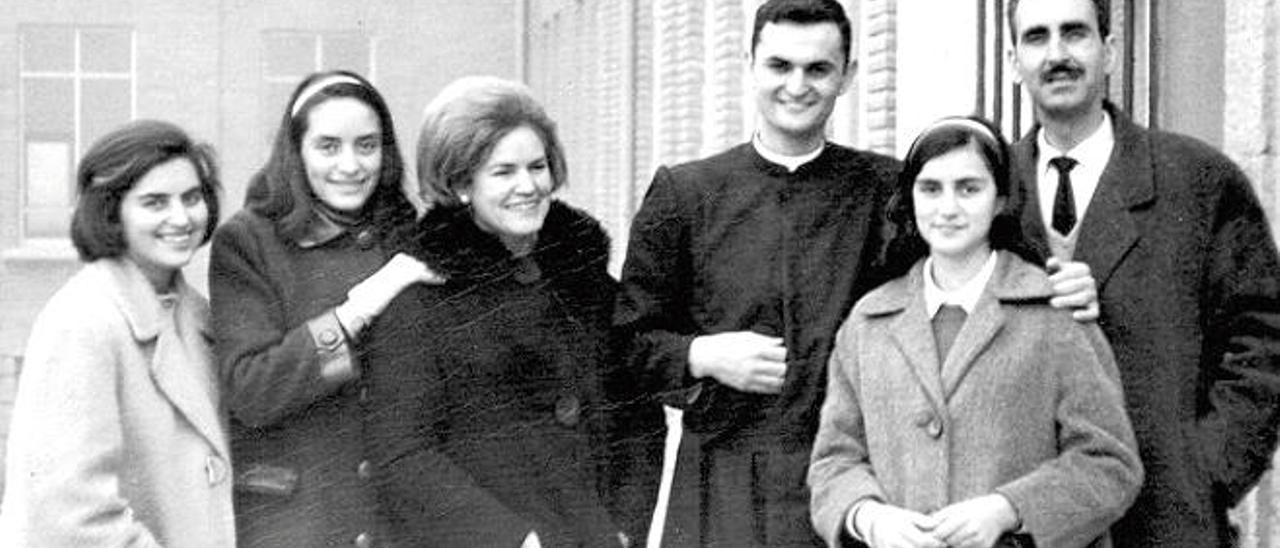 Con padres y hermanas, 1964, en Villagarcía de Campos, durante el Noviciado.