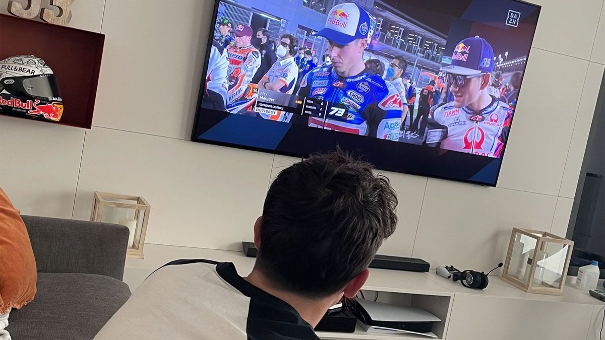 Marc Márquez vio el GP de Catar en su casa de Cervera