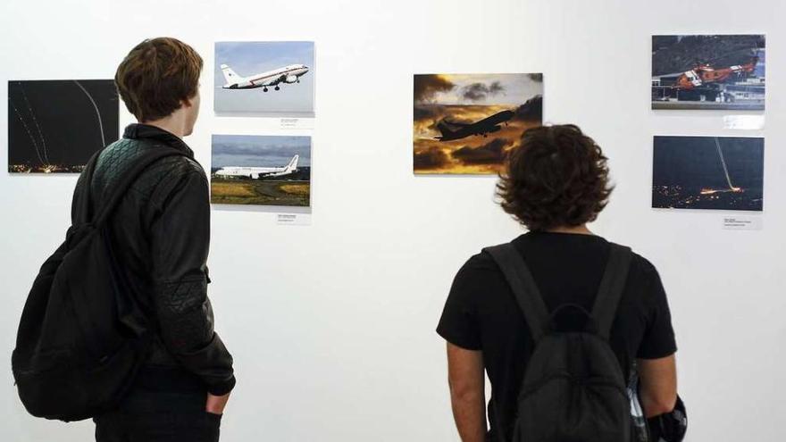 La terminal de Alvedro acoge una exposición con imágenes de aviones
