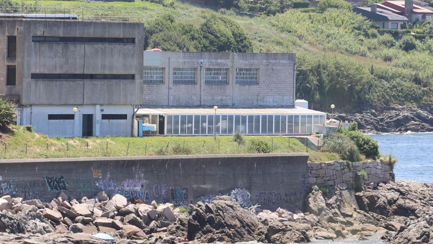 La nave de cultivos del IEOde Vigo, en Cabo Estai, enriesgo de derreumbe.   / A. VILLAR