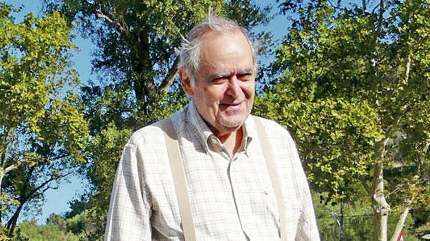 Alfredo Barón, junto a una tubería de abastecimiento del trasvase de agua de sa Costera.