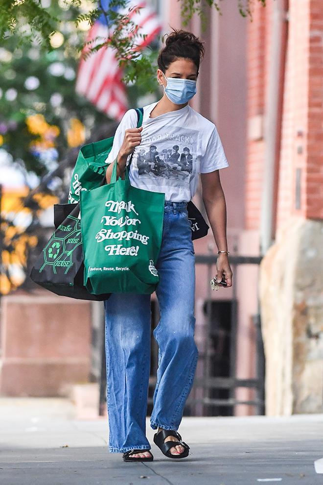 Katie Holmes, con vaqueros anchos y camiseta sport