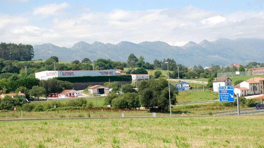 La nave en la que se pretende abrir la planta de tratamiento de residuos de El Peral (Ribadedeva), rodeada de viviendas y negocios.