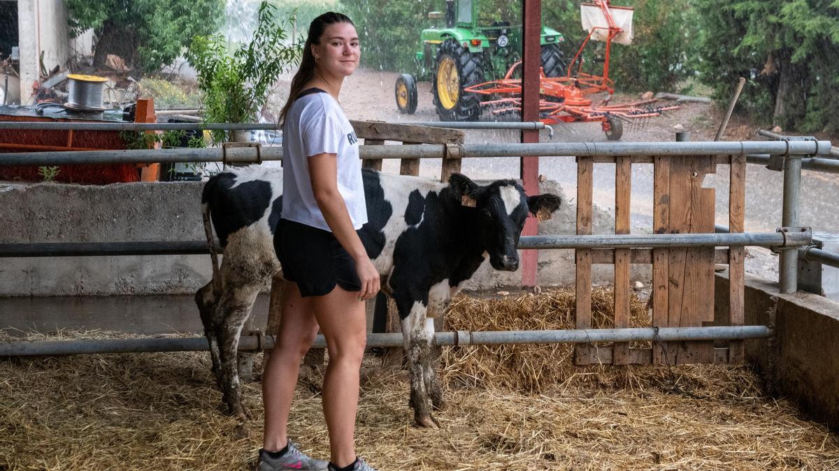 Laia Angrill a l&#039;explotació ramadera familiar a Oliana