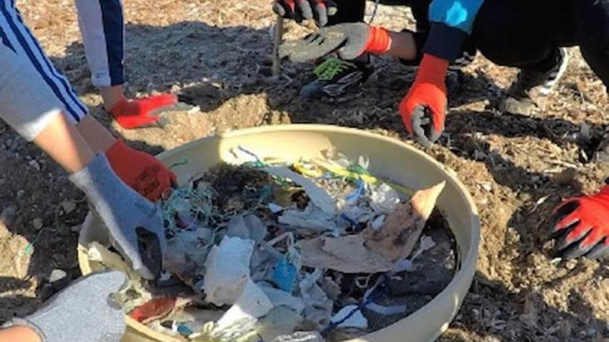 Voluntarios recogen basuras en una playa de la Región.