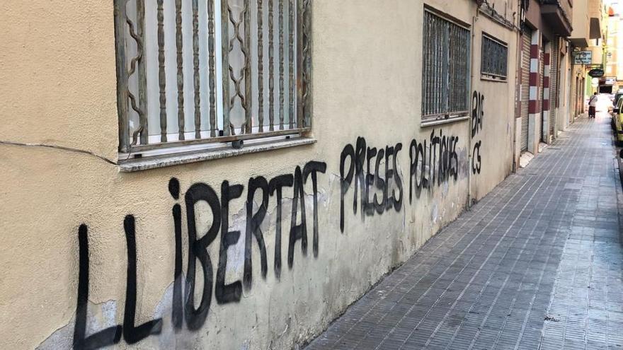 Pintadas en las sedes de PP, Ciudadanos y la cruz del Ribalta por los antifascistas