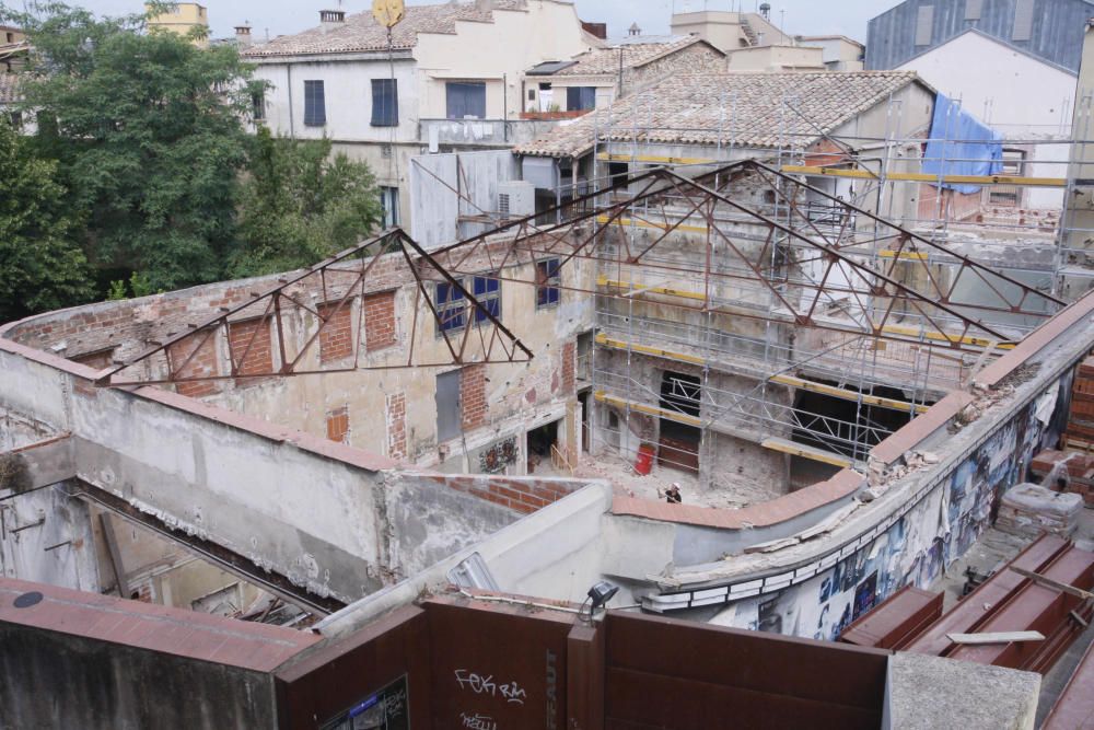 Desmunten el sostre de l'antic Cinema Modern de Girona