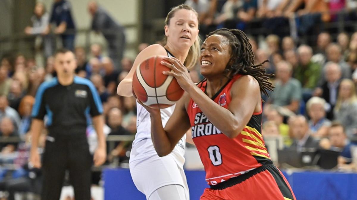 Kelsey Mitchell, anotant a cistella.