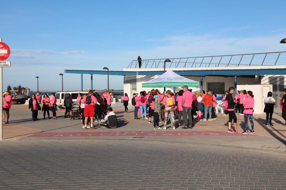 Ambiente previo a la salida de la caminata contra el cáncer en Formentera.