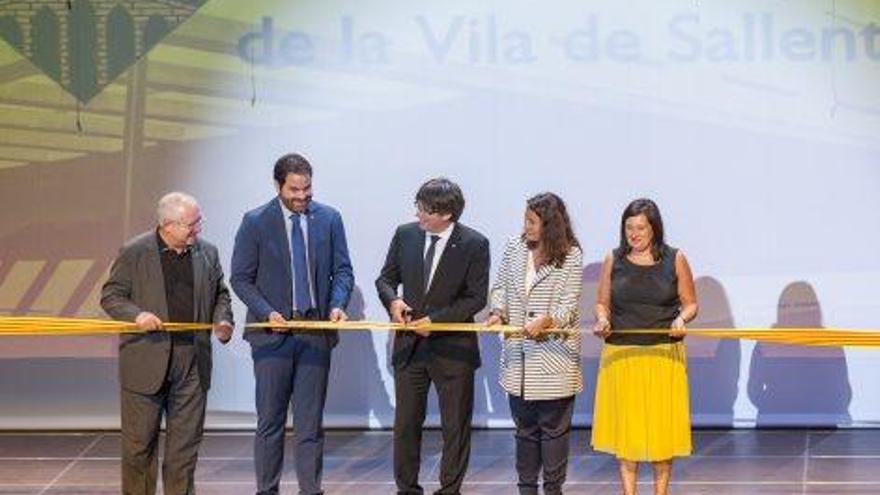 Saldoni i Puigdemont, segon i tercer per l&#039;esquerra, amb altres autoritats, tallant la cinta inaugural, ahir