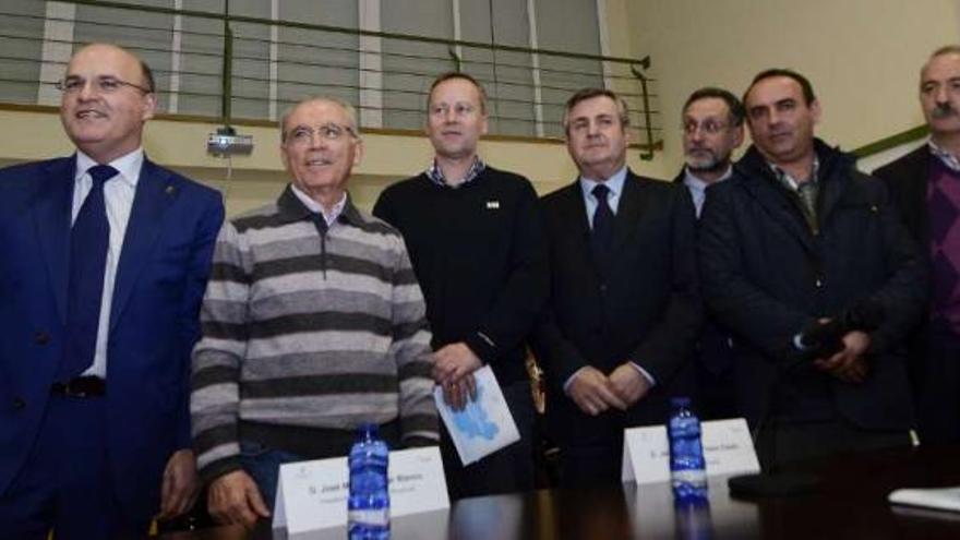 Baltar (i), ayer con varios alcaldes de la comarca de Ourense.  // Brais Lorenzo