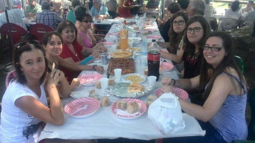 Uno de los grupos en la comida campestre.